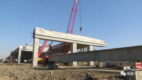 快速路二期工程實現重大突破 40米長150噸重箱梁一次性精準安裝